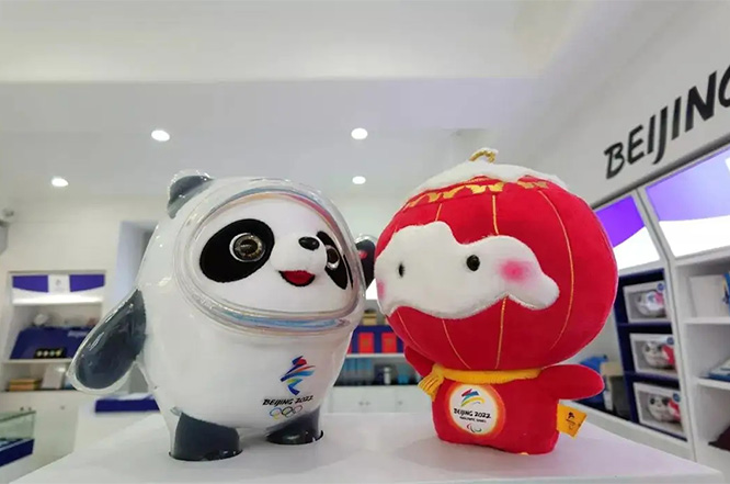 剛剛結(jié)束的北京冬季奧林匹克運(yùn)動會上，除了各位奮勇攀登的運(yùn)動員，可能就是冰墩墩最火了，而制作冰墩墩外套的硅膠材質(zhì)和制作地東莞也一度進(jìn)入了全國人民的視線。硅膠制品也越來越流行起來，這是為什么呢。